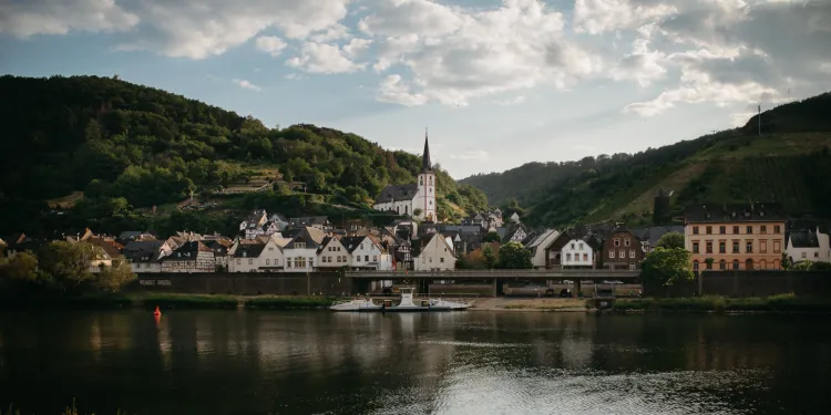 Blick über die Mosel hinweg auf den Weinort Briedel